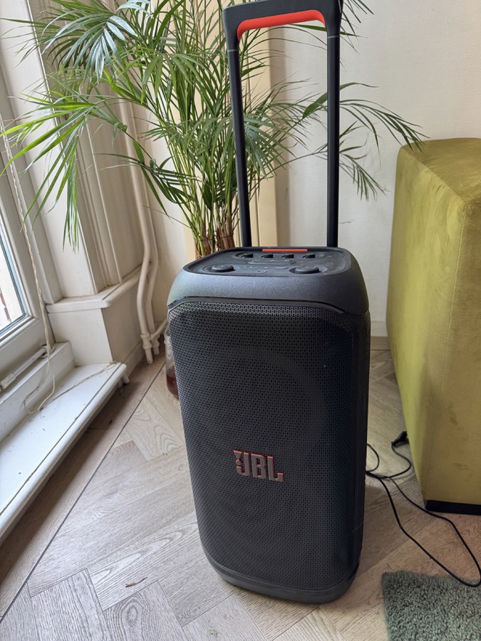 JBL Partybox 320 speaker op wieltjes, te huur in Groningen