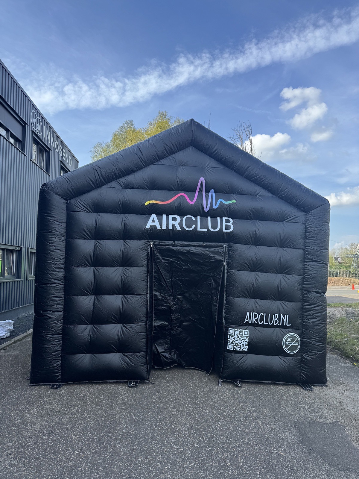 Opblaasbare nachtclub huren in Groningen: de zwarte Airclub discotent, opgezet buiten
